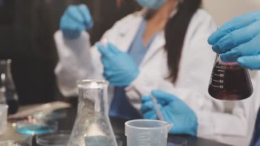 Laboratuvarda çalışan kadın bilim adamına yakın plan.