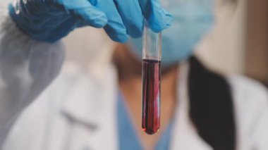 Laboratuvarda kırmızı kanlı bir doktor var..