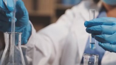 Laboratuvarda çalışan bir bilim adamının yakınına.