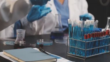 Laboratuvar tüplerini çeşitli sıvı örnekleriyle kapat