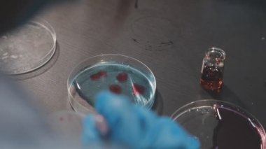 Laboratuvarda kimyasal deney yapma süreci