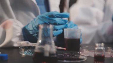 Bilimsel test tüpleriyle çalışan bir grup bilim adamı
