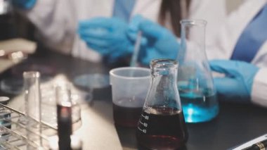 Laboratuvarda çalışan bilim adamının yakın çekimi..