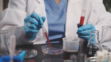 Laboratuvardaki kadın bilim adamının yakın görüntüsü