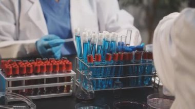 Laboratuvarda çalışan kadın bilim adamı.