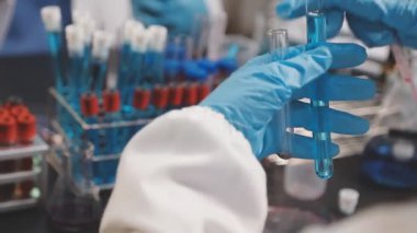 Laboratuvarda çalışan bilim adamı..
