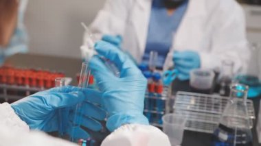 Test tüplü laboratuar asistanı.