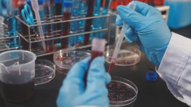 Laboratuvarda bir laboratuvar çalışanının kapanışı.