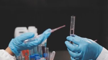 Dişi bir doktorun ellerini kapatın. Test tüpü örneği alın.