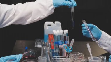 Yakın plan - çözelti örneğiyle tüpü tutan bir bilim adamının görüntüsü.