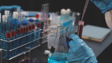 Sıvı laboratuvar test tüpleri.