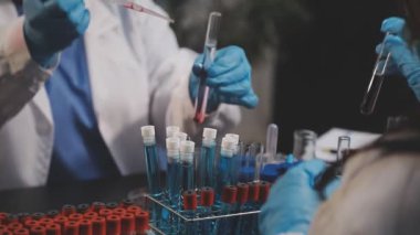 Laboratuvarda çalışan bir laboratuar asistanı.