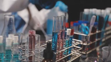 Laboratuvarda mavi sıvı bulunan laboratuvar test tüpleri..