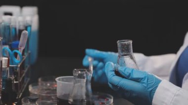 laboratuarda laboratuar asistanı