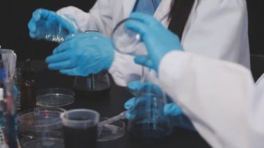 Kadın eli, bir tüp kan ile yakın çekim