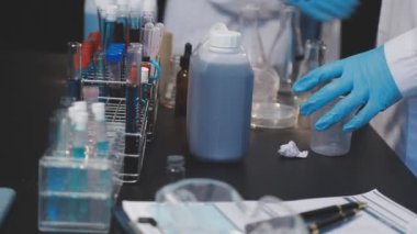 Yakın plan - Laboratuvarda çalışan bilim adamlarının elleri