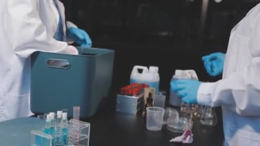 Tıbbi eldivenli laboratuar asistanı.