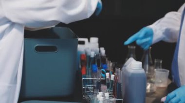 Laboratuarda çalışan koruyucu eldivenli bilim adamı.