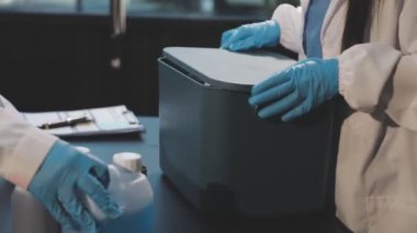 Laboratuvardaki bilim adamı. Koruyucu kıyafetli bilim adamı elinde test tüpü tutuyor.