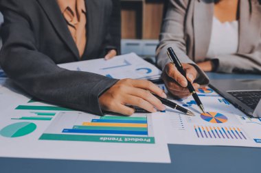 İş adamlarından oluşan bir ekip, pazarlama planı, piyasa araştırma raporları ve gelir istatistikleri, Mali ve Muhasebe kavramının verilerini analiz etmek üzere toplanıyor..