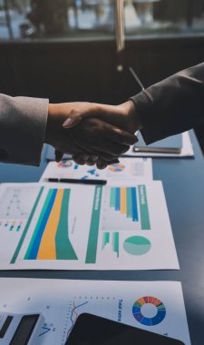 Başarılı bir müzakere olarak tokalaşma, yakın plan. Modern ofiste kontrat imzaladıktan sonra bilinmeyen iş adamları el sıkışıyor