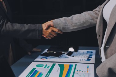 Başarılı bir müzakere olarak tokalaşma, yakın plan. Modern ofiste kontrat imzaladıktan sonra bilinmeyen iş adamları el sıkışıyor