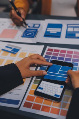 Tasarımcı takım uxui sistemini yeni telefonlar ve destek sistemi güncellemeleri üzerinde iyi çalışması için tasarlıyor. Web sitesi geliştirme konsepti UI UX ön uç tasarımcısı