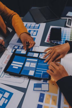 Tasarımcı takım uxui sistemini yeni telefonlar ve destek sistemi güncellemeleri üzerinde iyi çalışması için tasarlıyor. Web sitesi geliştirme konsepti UI UX ön uç tasarımcısı