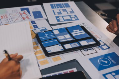 Tasarımcı takım uxui sistemini yeni telefonlar ve destek sistemi güncellemeleri üzerinde iyi çalışması için tasarlıyor. Web sitesi geliştirme konsepti UI UX ön uç tasarımcısı