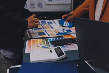 Tasarımcı takım uxui sistemini yeni telefonlar ve destek sistemi güncellemeleri üzerinde iyi çalışması için tasarlıyor. Web sitesi geliştirme konsepti UI UX ön uç tasarımcısı