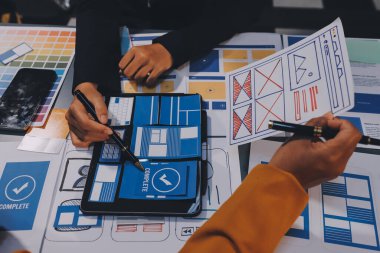 Tasarımcı takım uxui sistemini yeni telefonlar ve destek sistemi güncellemeleri üzerinde iyi çalışması için tasarlıyor. Web sitesi geliştirme konsepti UI UX ön uç tasarımcısı