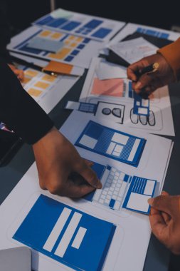 Tasarımcı takım uxui sistemini yeni telefonlar ve destek sistemi güncellemeleri üzerinde iyi çalışması için tasarlıyor. Web sitesi geliştirme konsepti UI UX ön uç tasarımcısı