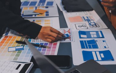 Tasarımcı takım uxui sistemini yeni telefonlar ve destek sistemi güncellemeleri üzerinde iyi çalışması için tasarlıyor. Web sitesi geliştirme konsepti UI UX ön uç tasarımcısı