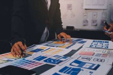 Tasarımcı takım uxui sistemini yeni telefonlar ve destek sistemi güncellemeleri üzerinde iyi çalışması için tasarlıyor. Web sitesi geliştirme konsepti UI UX ön uç tasarımcısı
