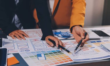 Tasarımcı takım uxui sistemini yeni telefonlar ve destek sistemi güncellemeleri üzerinde iyi çalışması için tasarlıyor. Web sitesi geliştirme konsepti UI UX ön uç tasarımcısı