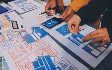 Tasarımcı takım uxui sistemini yeni telefonlar ve destek sistemi güncellemeleri üzerinde iyi çalışması için tasarlıyor. Web sitesi geliştirme konsepti UI UX ön uç tasarımcısı