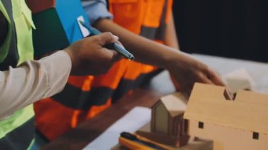 Siyah gömlekli, siyah ceketli, elinde sarı kalem olan genç bir adam. Ev konsepti...