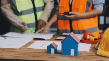 Bir inşaat alanında çalışan mimar, bir projede çalışan mimar.