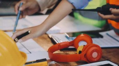 bilgisayar Office ile çalışan genç bir mühendis