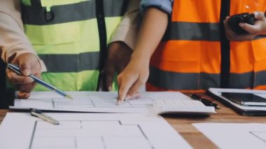 Mühendis ve mimar konsepti, inşaat projesinde birlikte çalışan ekip, inşaat alanının planı