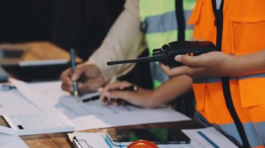 İşçiyi kontrol etmek için dijital tablet kullanarak kapat