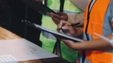 Mühendis fabrikada inşaat alanında çalışıyor.,