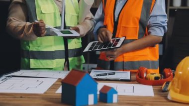 İnşaat alanında çalışan mimar ve mühendis, emlak işi