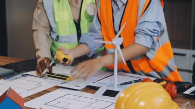 Ofiste planda çalışan kadın mühendis..