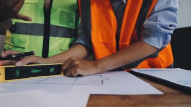 Mühendisler inşaat alanında proje üzerinde çalışıyorlar..