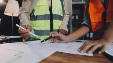 Asyalı mimar mühendisi evde proje üzerinde çalışıyor..