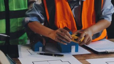 Erkek ellerinin planlar ve planlarla kapatılmasını istiyorum.