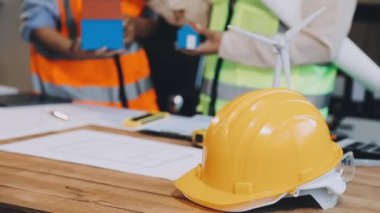 Mimar mühendis, mühendis ya da miğfer ve güvenlik ekipmanlarıyla inşaat alanında çalışan bir işçi. mühendislik, inşaat, inşaat konsepti