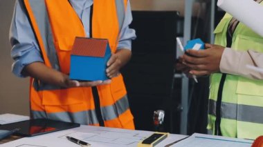 Depoda çalışan üniformalı bir işçi.