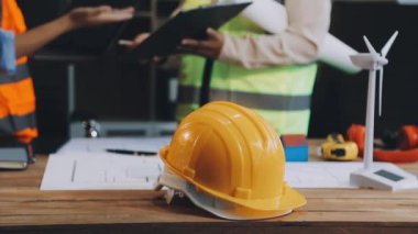 İnşaat projesinde çalışan mimar, mühendis ya da mimar, proje, proje, inşaat işyeri, mühendislik, inşaat konsepti.